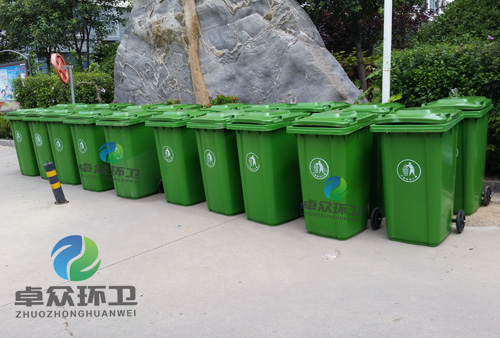 卓众环卫为某小区送垃圾桶